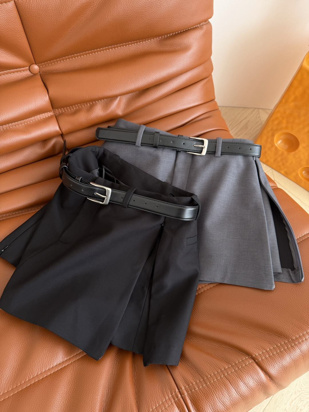 百搭单品 26春夏 双侧拉链开叉设计裤裙 双侧都是拉链设计 可以开叉穿 多种造型感 搭配了皮带设计 里面