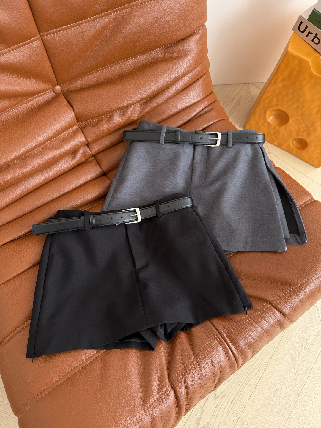 百搭单品 26春夏 双侧拉链开叉设计裤裙 双侧都是拉链设计 可以开叉穿 多种造型感 搭配了皮带设计 里面