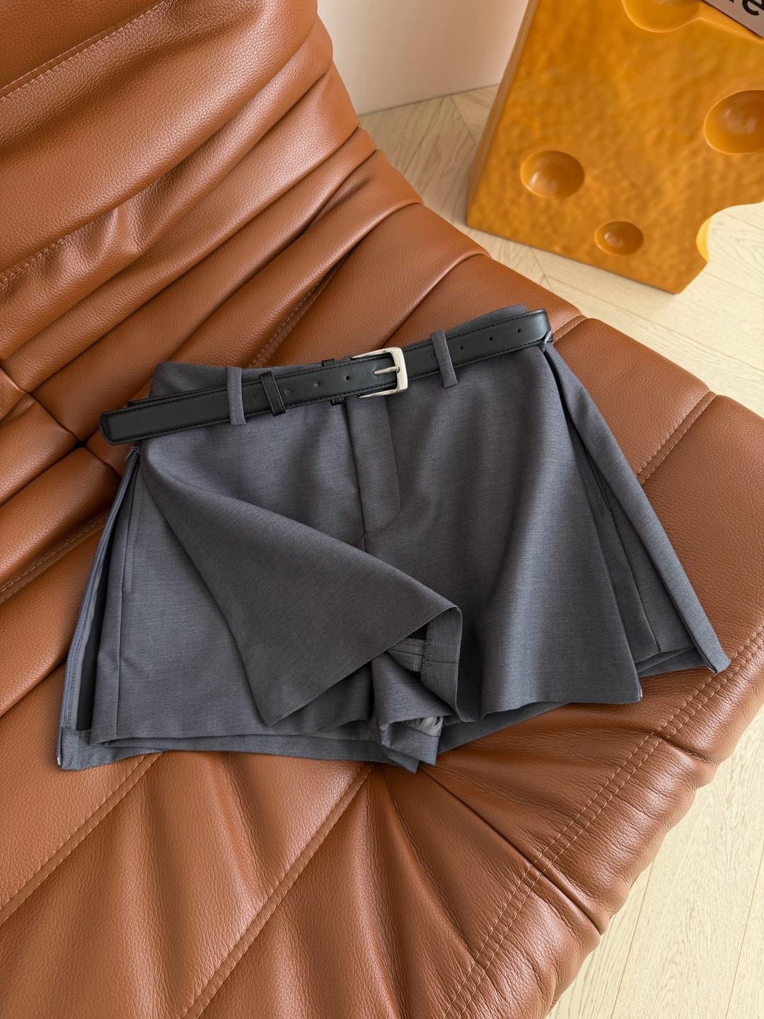 百搭单品 26春夏 双侧拉链开叉设计裤裙 双侧都是拉链设计 可以开叉穿 多种造型感 搭配了皮带设计 里面