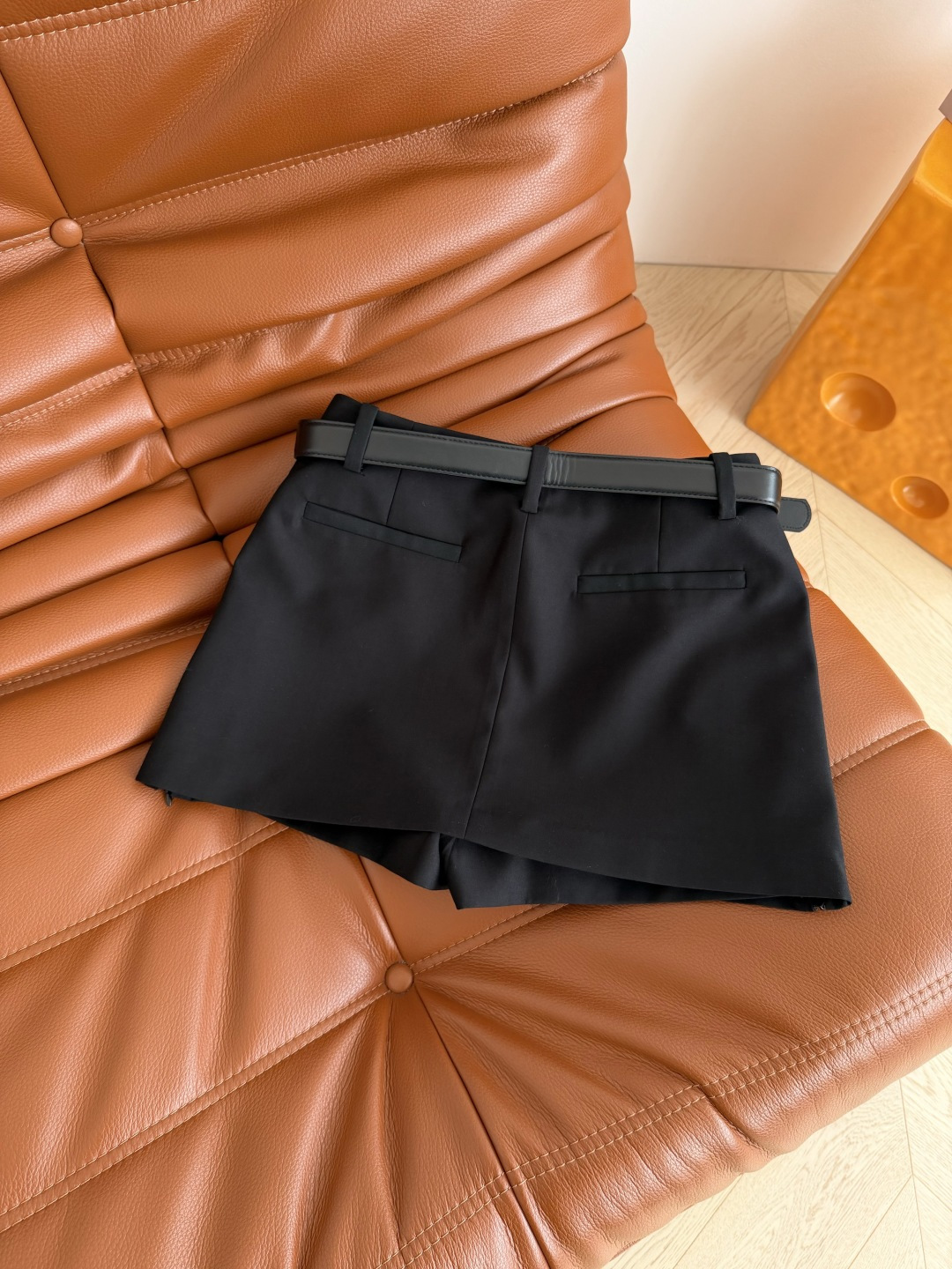 百搭单品 26春夏 双侧拉链开叉设计裤裙 双侧都是拉链设计 可以开叉穿 多种造型感 搭配了皮带设计 里面