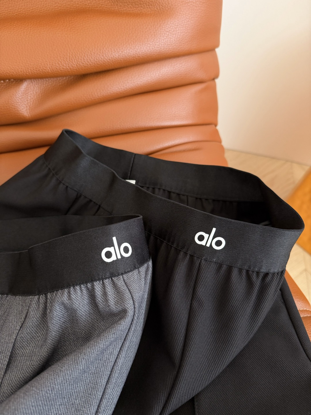 26春夏 小字母松紧织带拼接西裤 微弯刀剪裁的版型 上身很好的修饰双腿比例感 很显高 是日常中百搭的一条