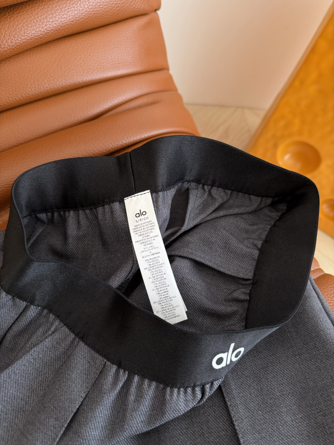 26春夏 小字母松紧织带拼接西裤 微弯刀剪裁的版型 上身很好的修饰双腿比例感 很显高 是日常中百搭的一条