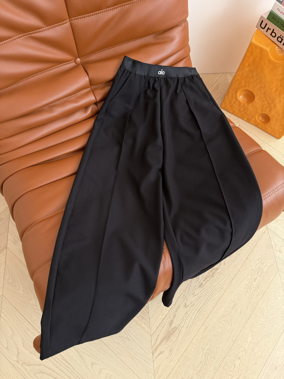 26春夏 小字母松紧织带拼接西裤 微弯刀剪裁的版型 上身很好的修饰双腿比例感 很显高 是日常中百搭的一条