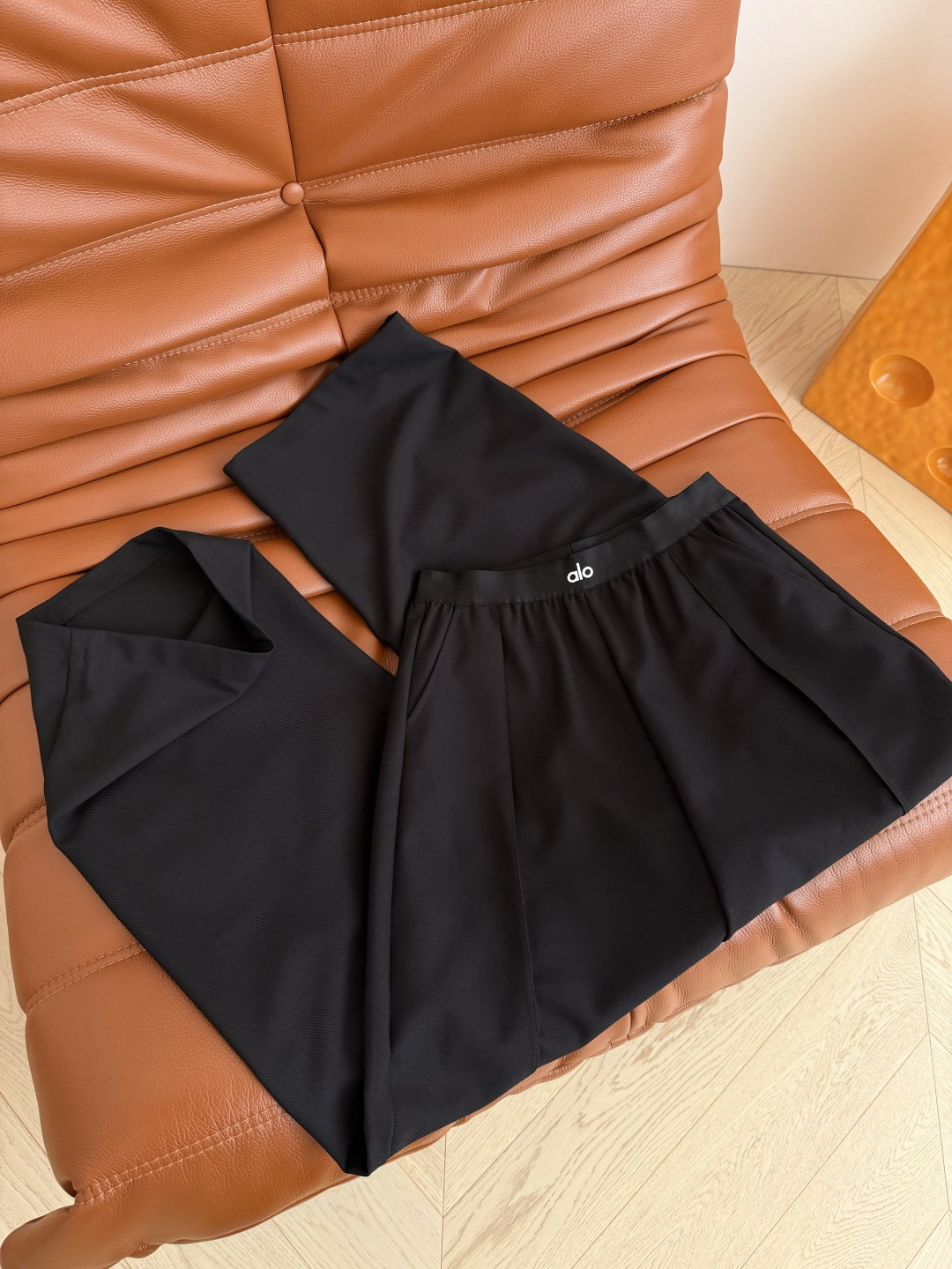 26春夏 小字母松紧织带拼接西裤 微弯刀剪裁的版型 上身很好的修饰双腿比例感 很显高 是日常中百搭的一条