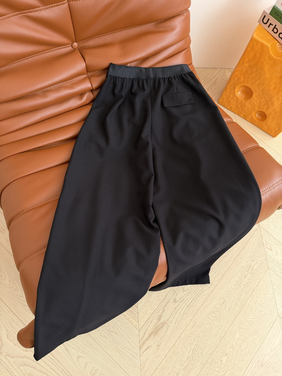 26春夏 小字母松紧织带拼接西裤 微弯刀剪裁的版型 上身很好的修饰双腿比例感 很显高 是日常中百搭的一条