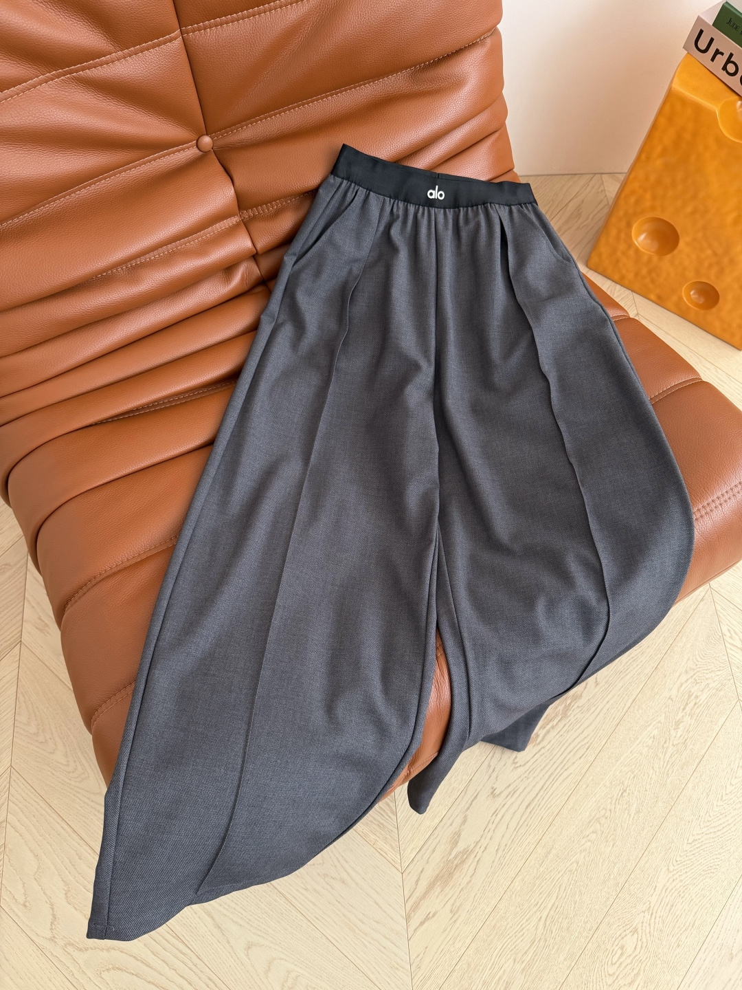 26春夏 小字母松紧织带拼接西裤 微弯刀剪裁的版型 上身很好的修饰双腿比例感 很显高 是日常中百搭的一条