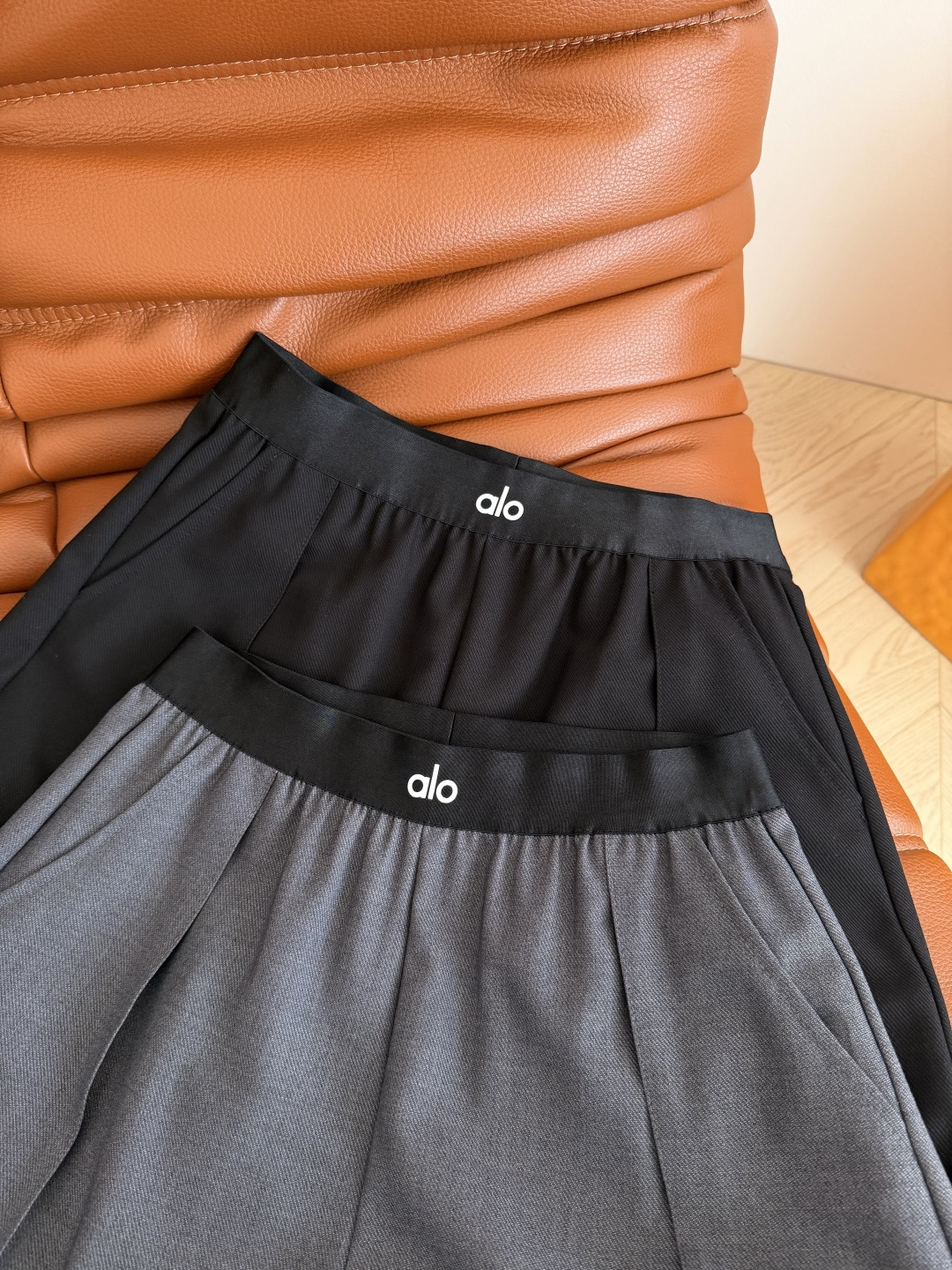 26春夏 小字母松紧织带拼接西裤 微弯刀剪裁的版型 上身很好的修饰双腿比例感 很显高 是日常中百搭的一条