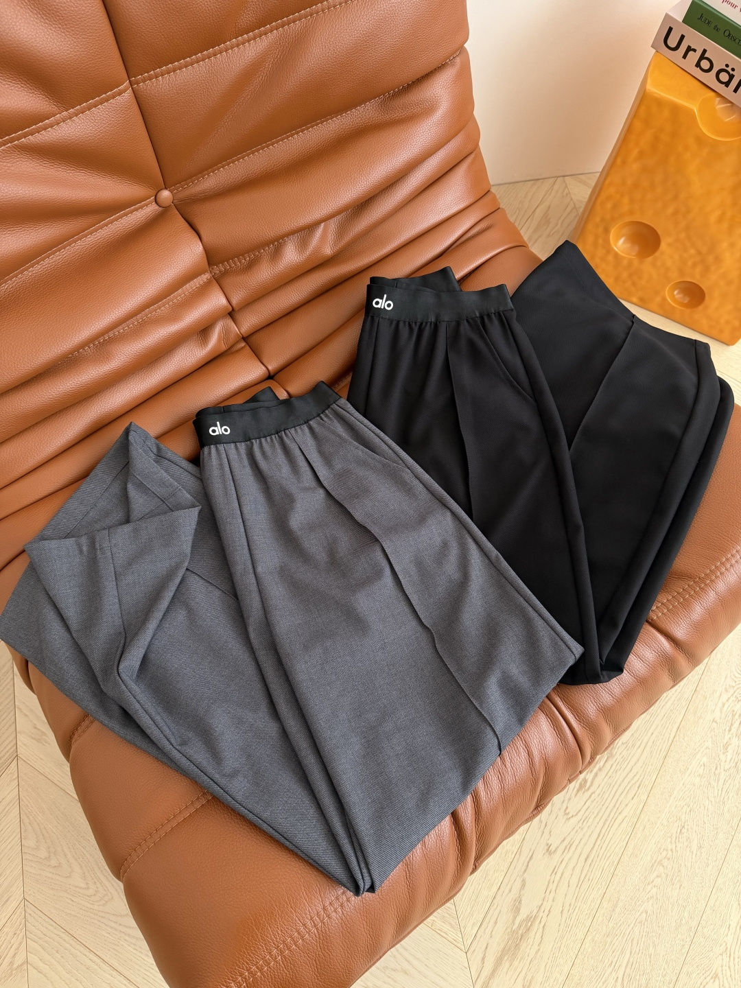 26春夏 小字母松紧织带拼接西裤 微弯刀剪裁的版型 上身很好的修饰双腿比例感 很显高 是日常中百搭的一条