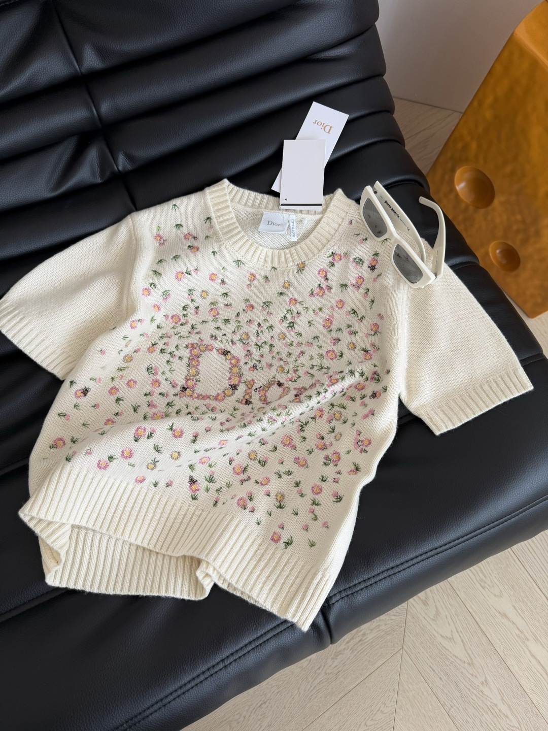 26新款 小碎花刺绣logo针织上衣 繁花似锦 春意盎然 一股清新的气息 是颜值很高的一件针织衫 很重工