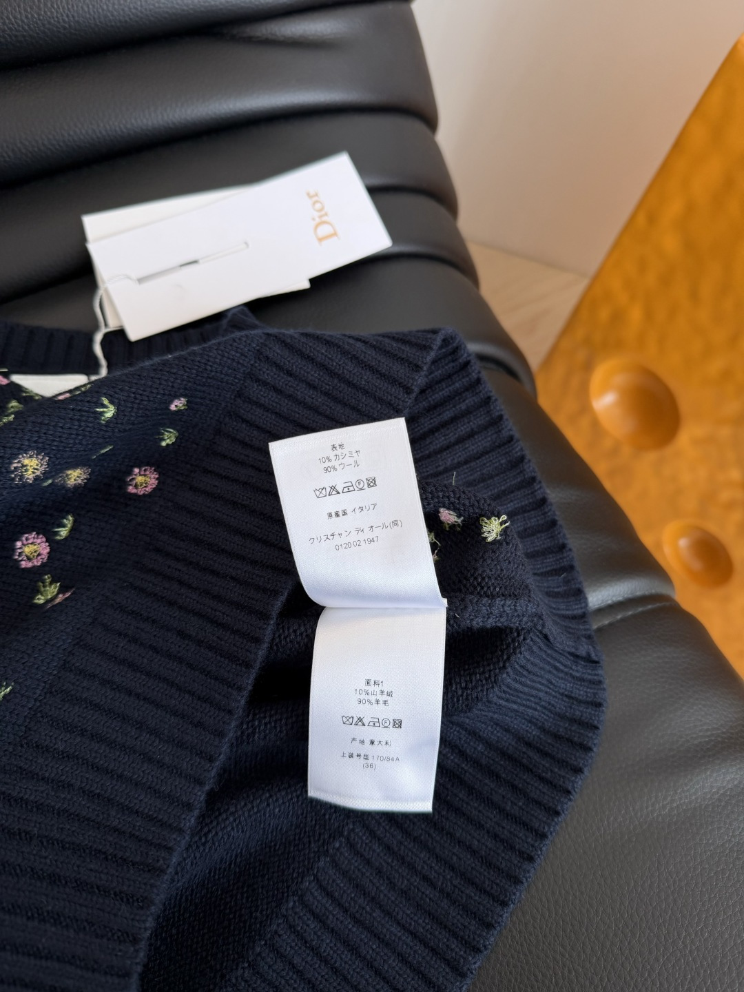 26新款 小碎花刺绣logo针织上衣 繁花似锦 春意盎然 一股清新的气息 是颜值很高的一件针织衫 很重工