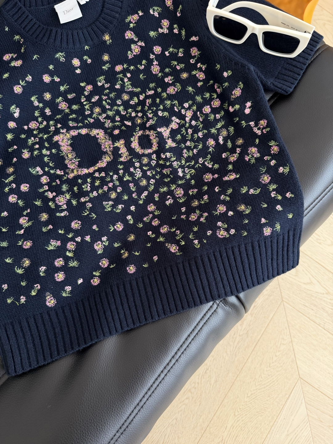 26新款 小碎花刺绣logo针织上衣 繁花似锦 春意盎然 一股清新的气息 是颜值很高的一件针织衫 很重工