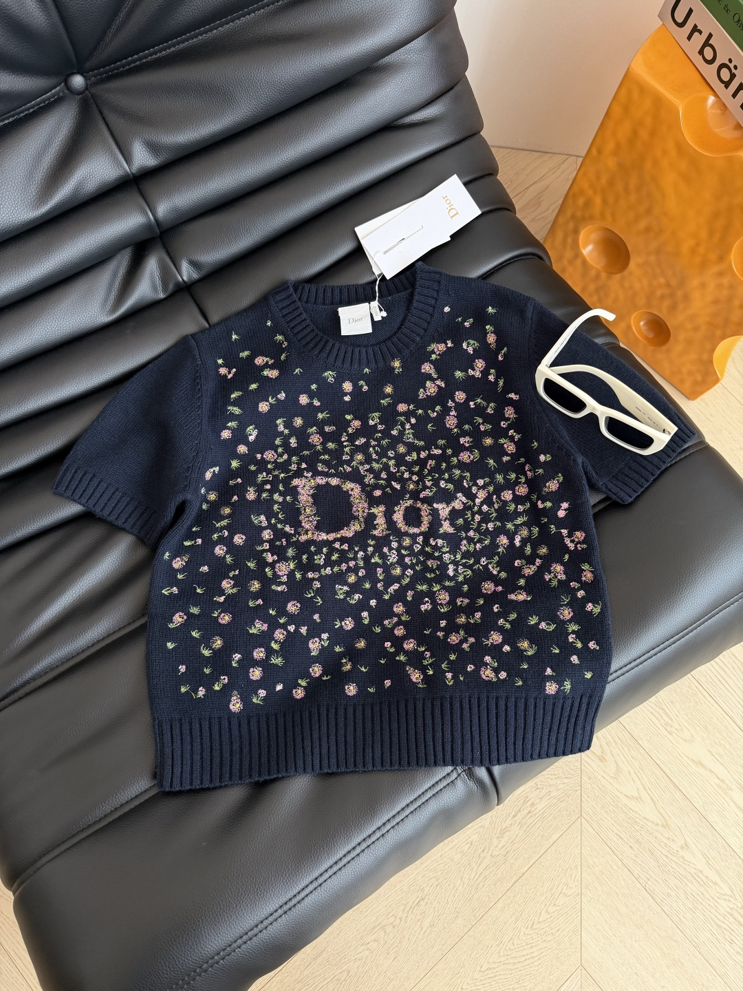 26新款 小碎花刺绣logo针织上衣 繁花似锦 春意盎然 一股清新的气息 是颜值很高的一件针织衫 很重工