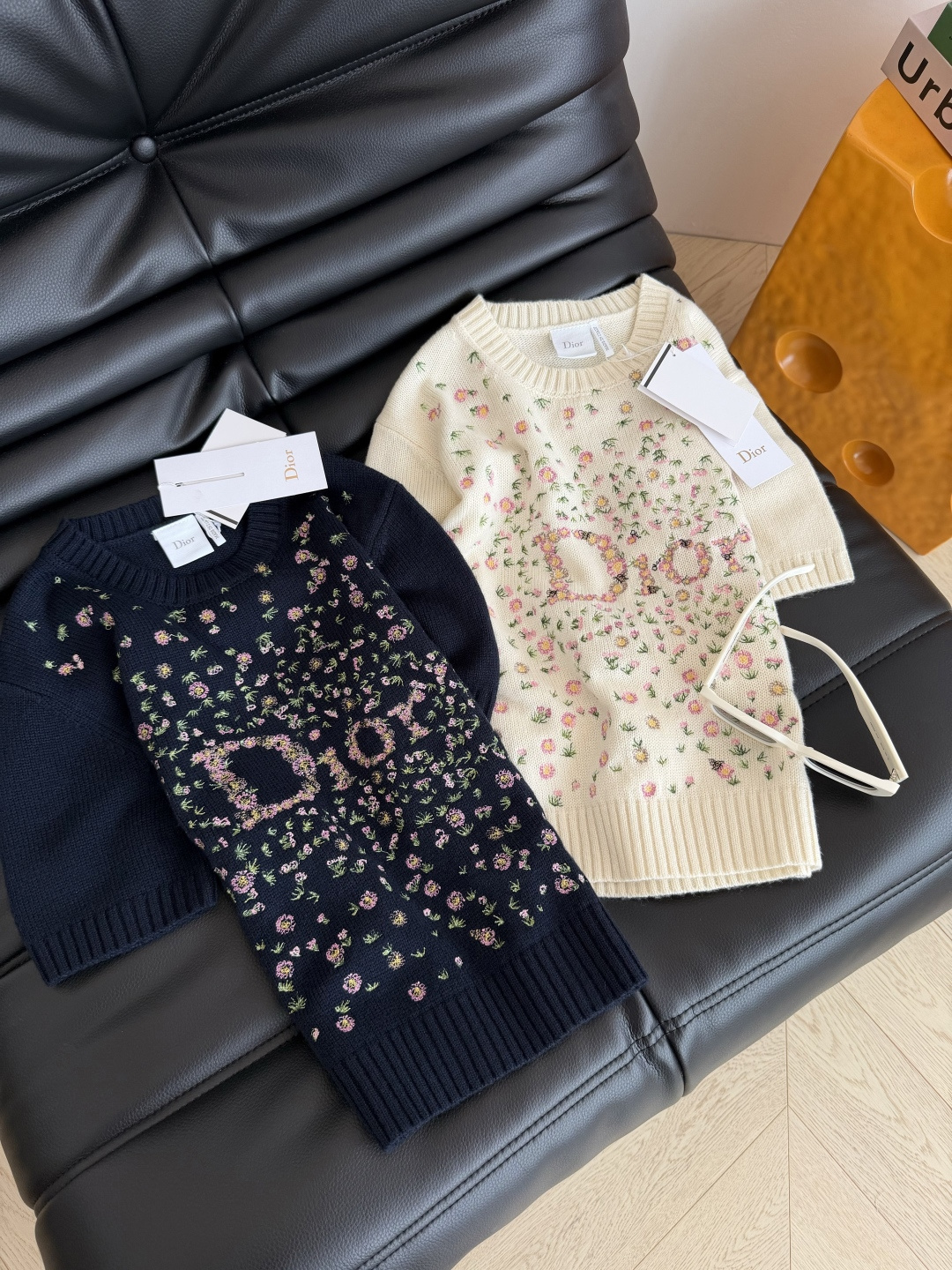 26新款 小碎花刺绣logo针织上衣 繁花似锦 春意盎然 一股清新的气息 是颜值很高的一件针织衫 很重工