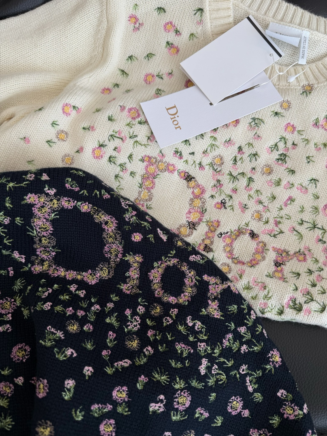 26新款 小碎花刺绣logo针织上衣 繁花似锦 春意盎然 一股清新的气息 是颜值很高的一件针织衫 很重工
