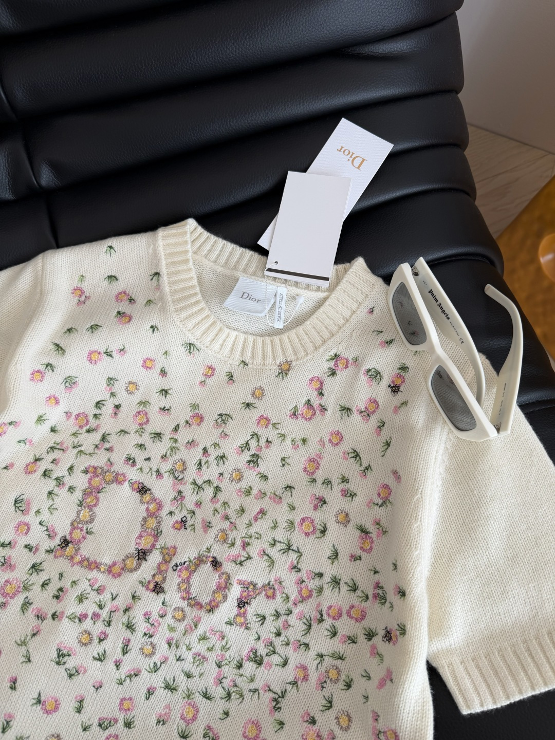 26新款 小碎花刺绣logo针织上衣 繁花似锦 春意盎然 一股清新的气息 是颜值很高的一件针织衫 很重工