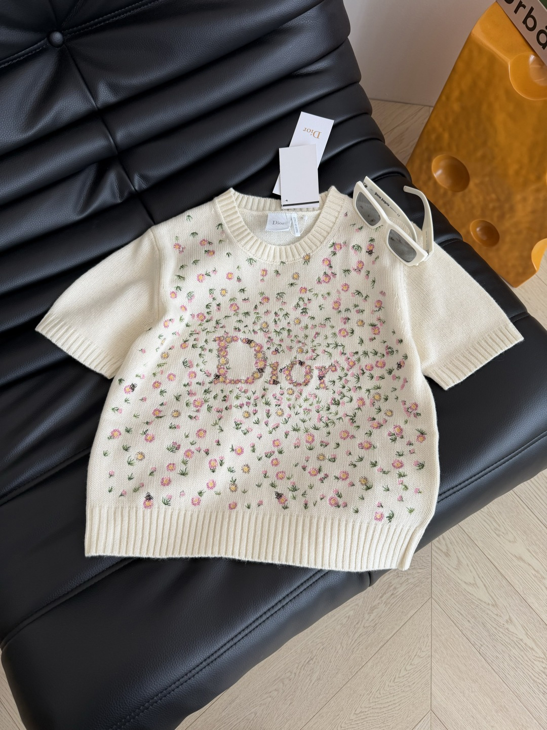26新款 小碎花刺绣logo针织上衣 繁花似锦 春意盎然 一股清新的气息 是颜值很高的一件针织衫 很重工