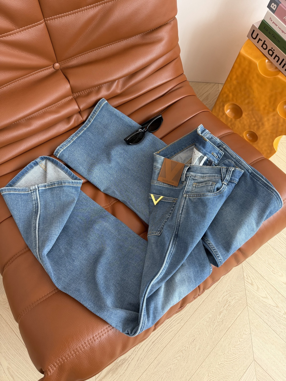 26春夏 V金属装饰直筒牛仔裤 夏季好穿的牛仔裤 直筒的版型 不管是什么腿型通通都可以显瘦拉直双腿视觉效