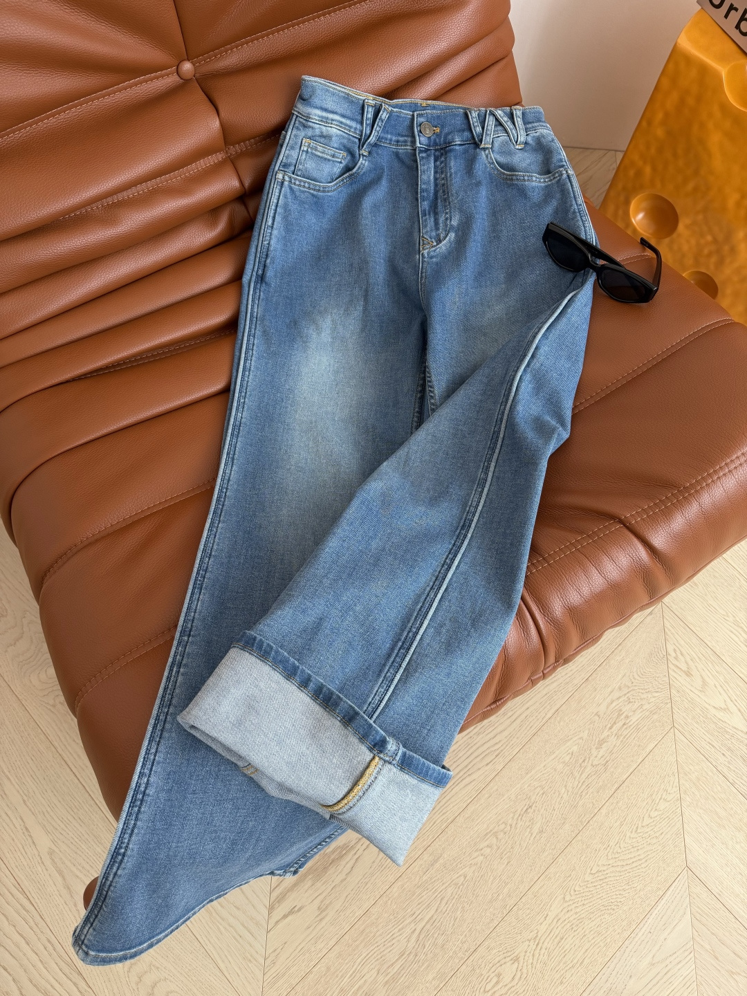 26春夏 V金属装饰直筒牛仔裤 夏季好穿的牛仔裤 直筒的版型 不管是什么腿型通通都可以显瘦拉直双腿视觉效