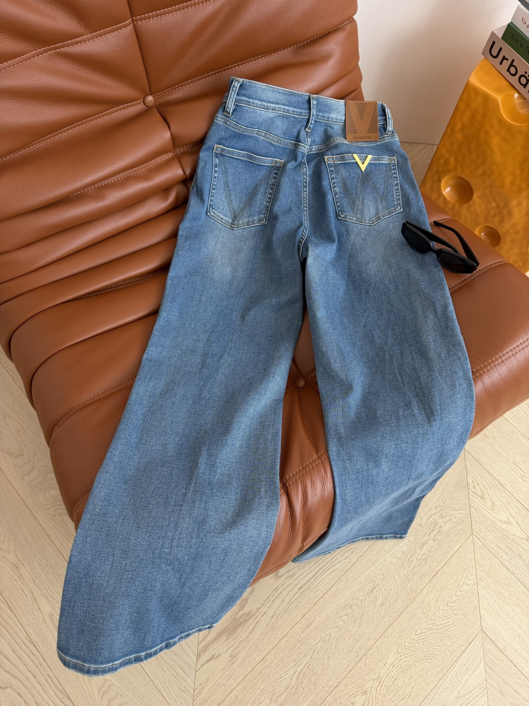 26春夏 V金属装饰直筒牛仔裤 夏季好穿的牛仔裤 直筒的版型 不管是什么腿型通通都可以显瘦拉直双腿视觉效