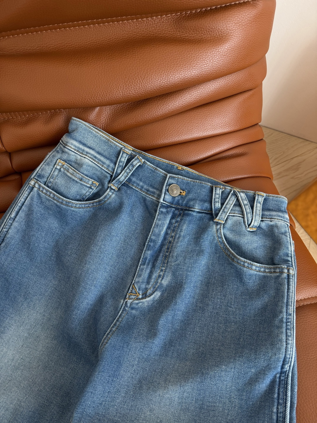 26春夏 V金属装饰直筒牛仔裤 夏季好穿的牛仔裤 直筒的版型 不管是什么腿型通通都可以显瘦拉直双腿视觉效