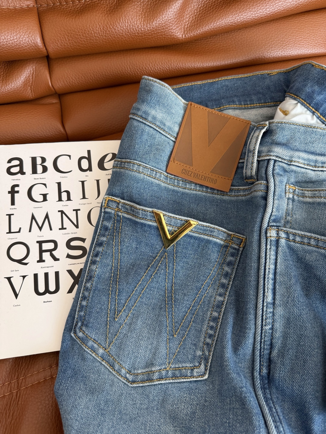 26春夏 V金属装饰直筒牛仔裤 夏季好穿的牛仔裤 直筒的版型 不管是什么腿型通通都可以显瘦拉直双腿视觉效