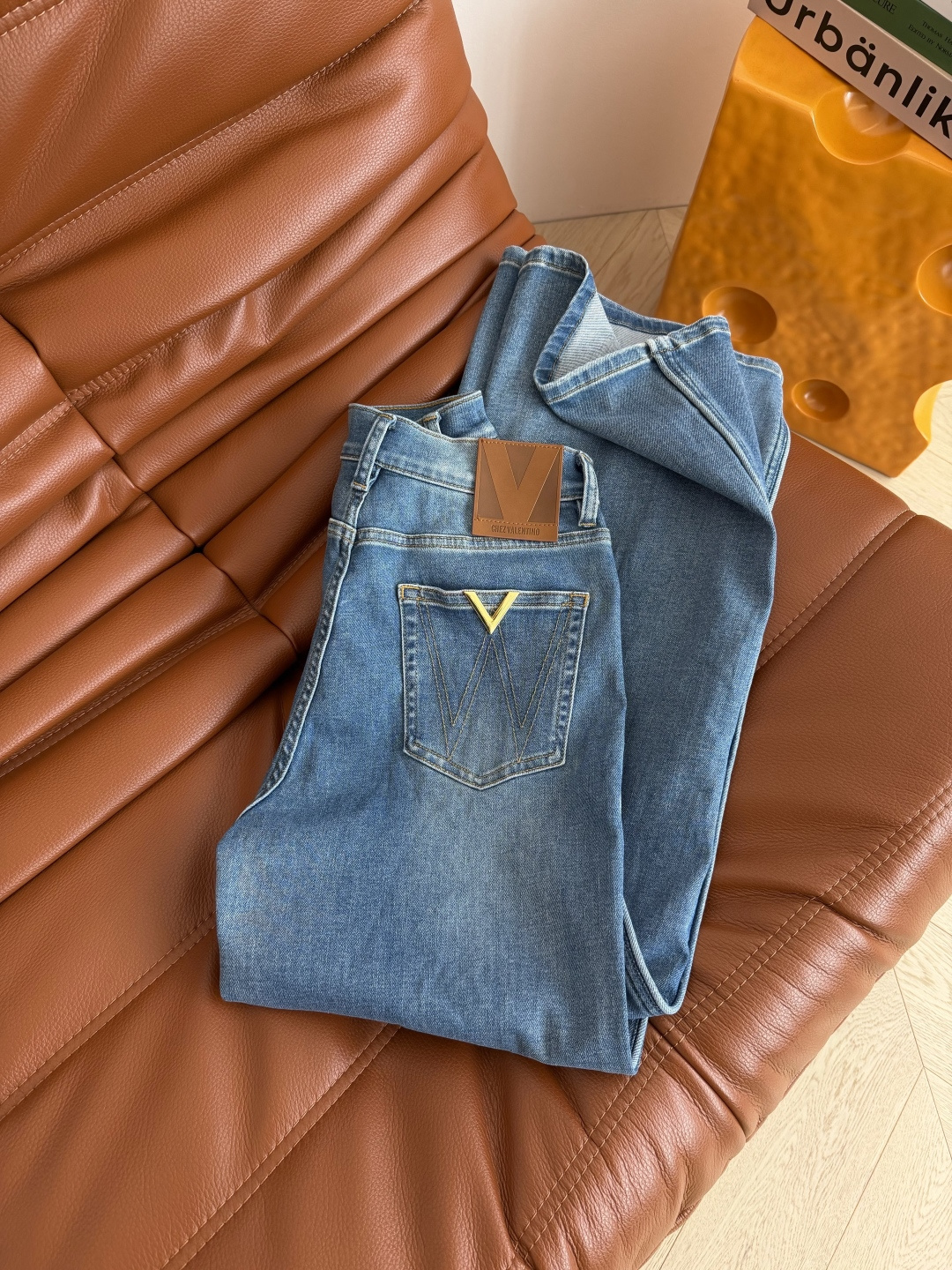 26春夏 V金属装饰直筒牛仔裤 夏季好穿的牛仔裤 直筒的版型 不管是什么腿型通通都可以显瘦拉直双腿视觉效