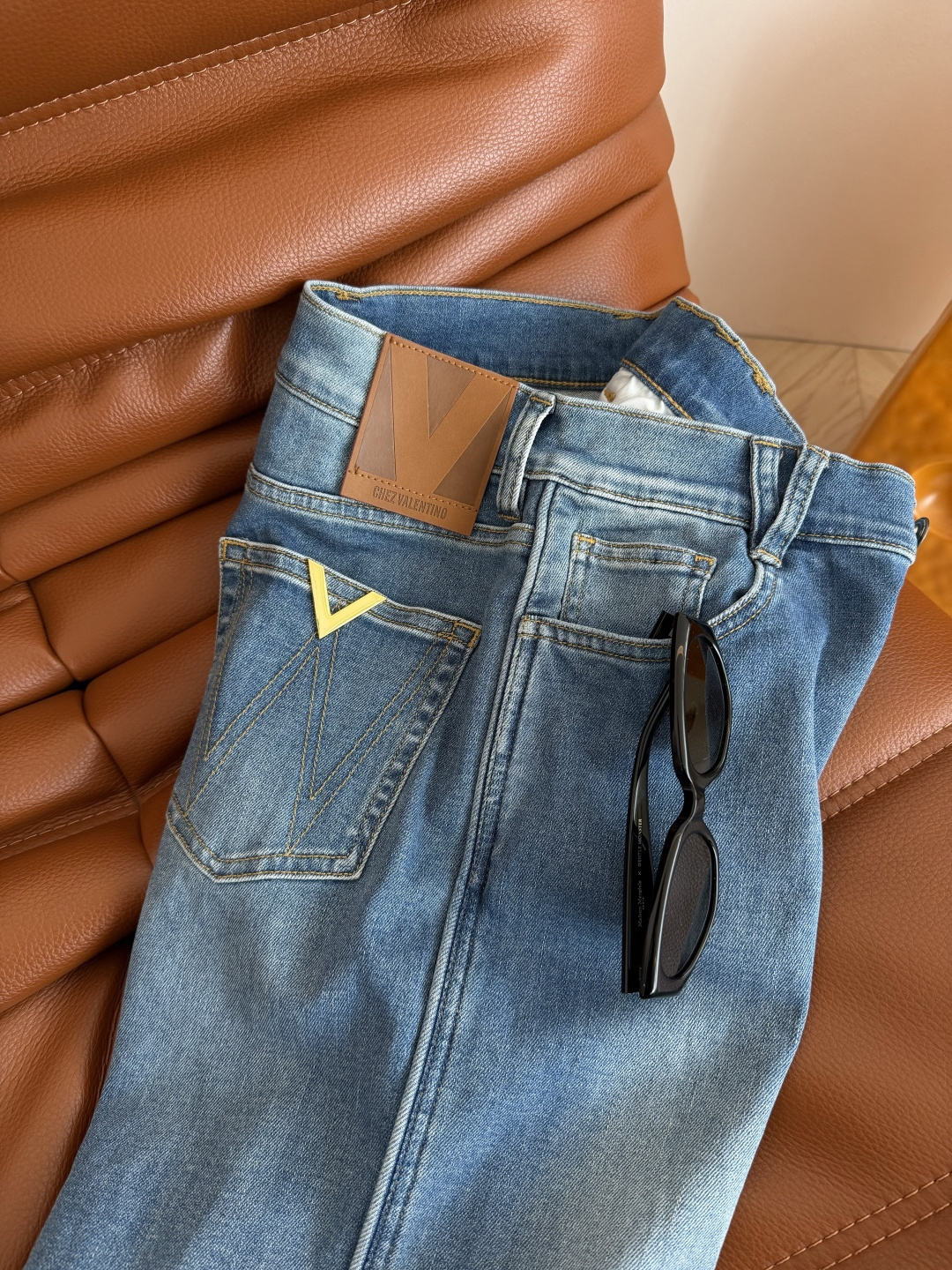 26春夏 V金属装饰直筒牛仔裤 夏季好穿的牛仔裤 直筒的版型 不管是什么腿型通通都可以显瘦拉直双腿视觉效