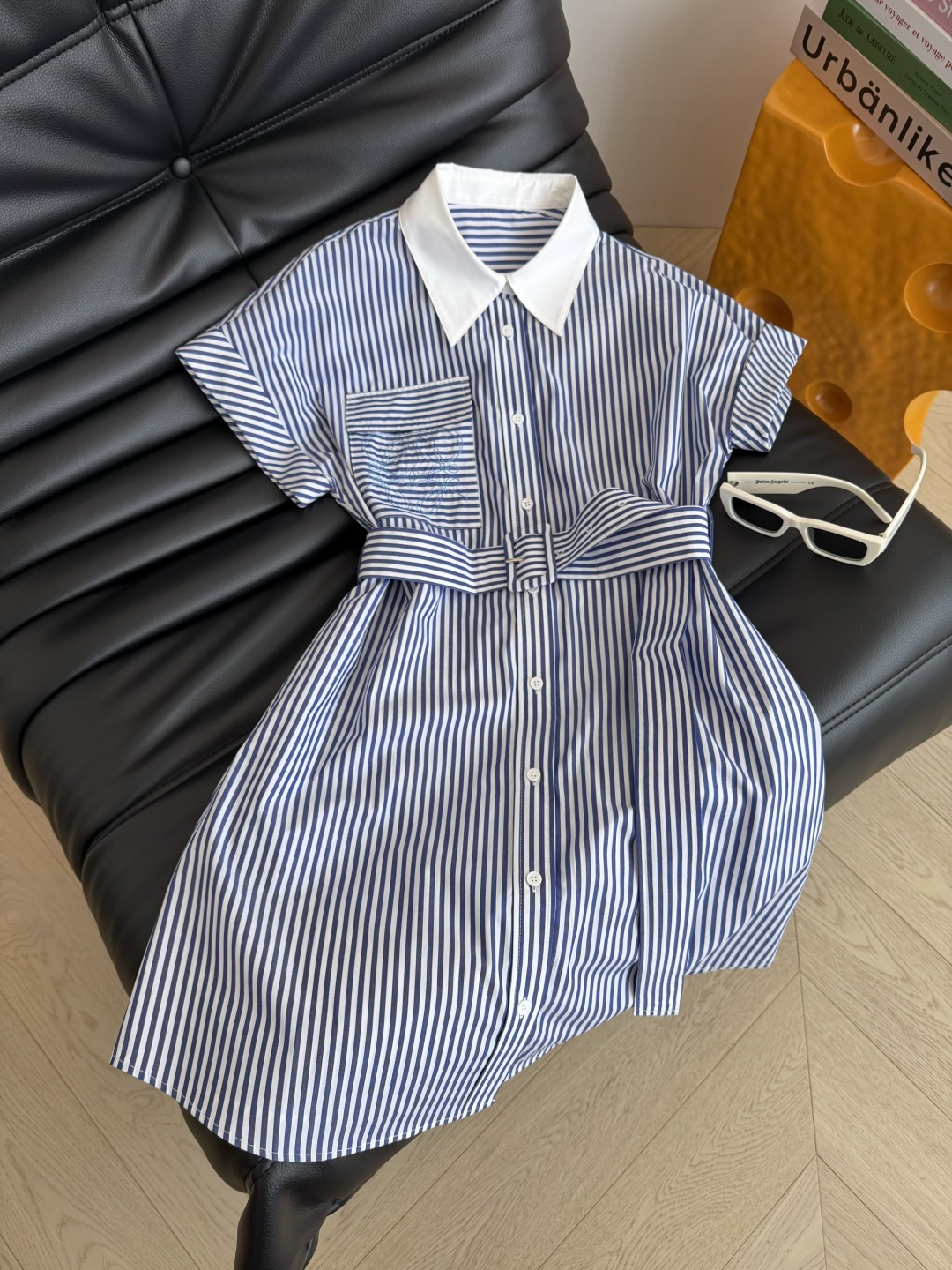 26春夏 方形logo刺绣装饰衬衫连衣裙 清爽的蓝白条纹 夏日慵懒与休闲范 不管是通勤或者度假日常都推荐