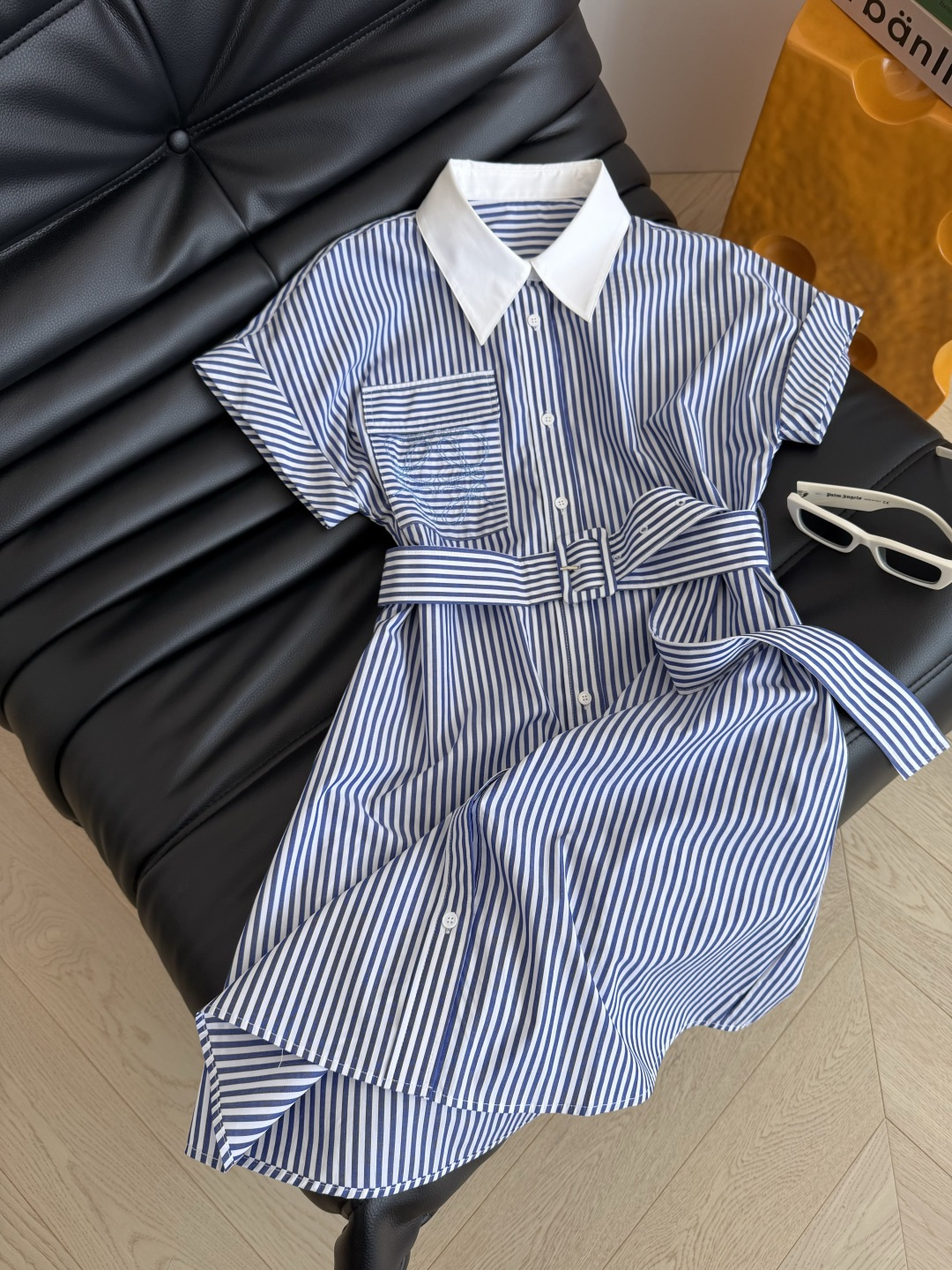 26春夏 方形logo刺绣装饰衬衫连衣裙 清爽的蓝白条纹 夏日慵懒与休闲范 不管是通勤或者度假日常都推荐