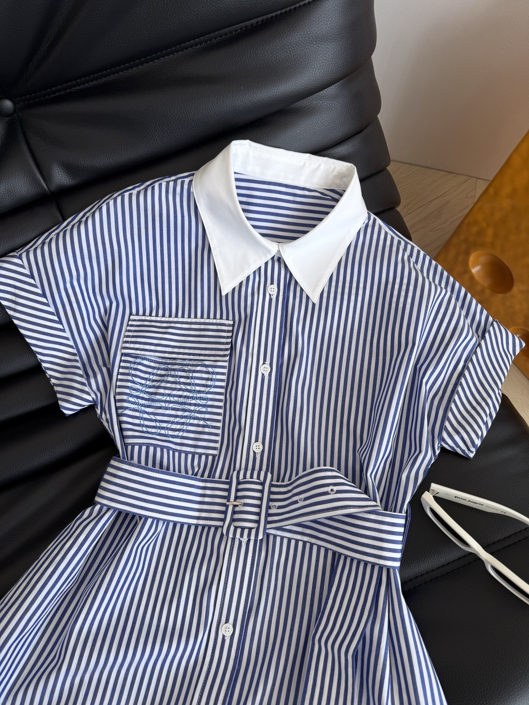 26春夏 方形logo刺绣装饰衬衫连衣裙 清爽的蓝白条纹 夏日慵懒与休闲范 不管是通勤或者度假日常都推荐