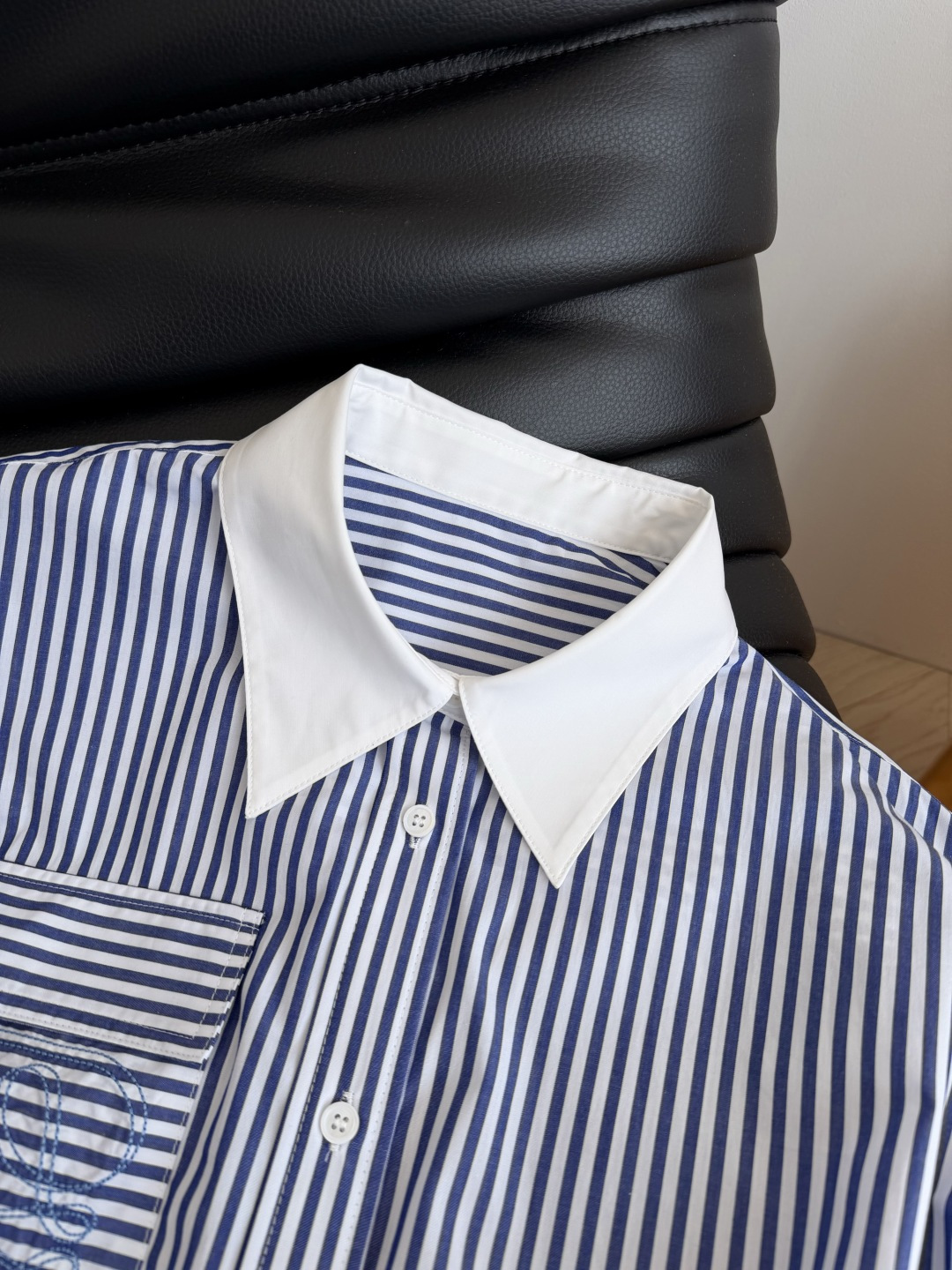 26春夏 方形logo刺绣装饰衬衫连衣裙 清爽的蓝白条纹 夏日慵懒与休闲范 不管是通勤或者度假日常都推荐