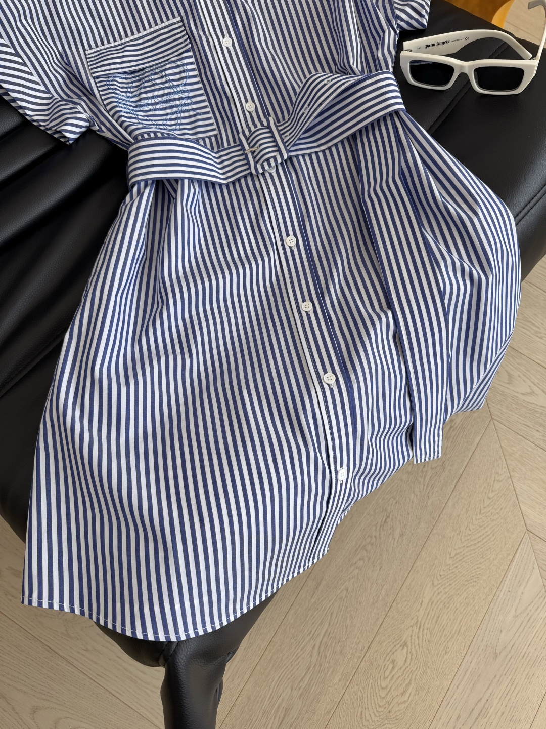 26春夏 方形logo刺绣装饰衬衫连衣裙 清爽的蓝白条纹 夏日慵懒与休闲范 不管是通勤或者度假日常都推荐