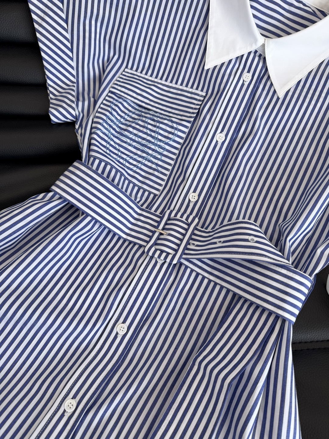 26春夏 方形logo刺绣装饰衬衫连衣裙 清爽的蓝白条纹 夏日慵懒与休闲范 不管是通勤或者度假日常都推荐