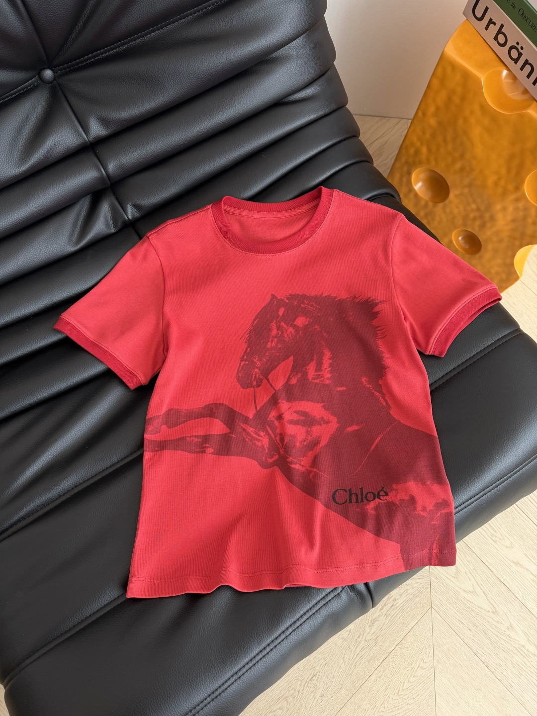 NO:774861,26 limited edition red T-shirt with war horse pattern. The retro red upper body is very white. A must-have item for daily wear. Slim-fitting tailoring. The fabric is elastic. The upper body is comfortable and slim. One color, three sizes, women's clothing, tees, t-shirt,1986090926限定款 战马图案红色T恤 复古红上身很显白 日常穿搭必备单品 修身合体的剪裁版型 面料带有弹性 上身舒适又显瘦 一色三码,女装,tees，t-shirt,,Women's clothing