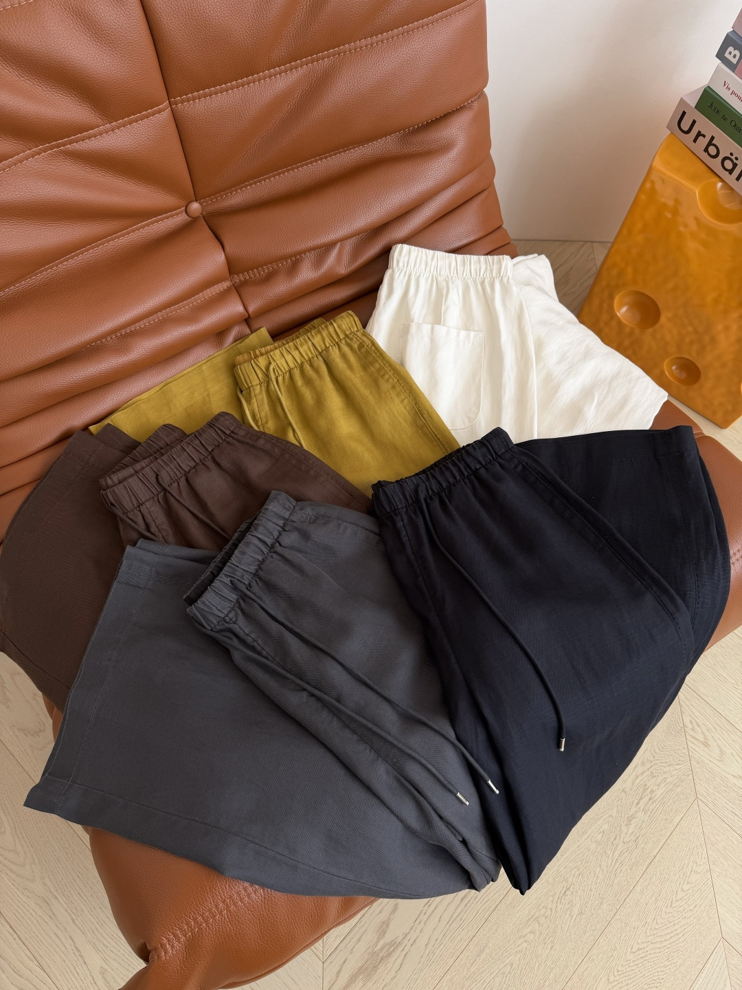 NO:774865,Practical wear series 26ss minimalist design linen pants, daily casual style, suitable for commuting and vacation, cool, breathable and comfortable series in summer, with elastic design at the waist, very comfortable to wear, straight version, not picky on the legs, made of linen Tencel fabric, very comfortable to the touch, not easy to wrinkle, five colors and four sizes, women's clothing,19860909实穿系列 26ss 极简风设计亚麻裤 日常休闲款 可通勤可度假 夏季凉感透气舒适系列 腰部带有松紧设计 穿起来特别舒服 直筒的版型 不挑腿型 采用亚麻天丝面料 手感特别舒服 不易起皱 五色四码,女装,,Women's clothing