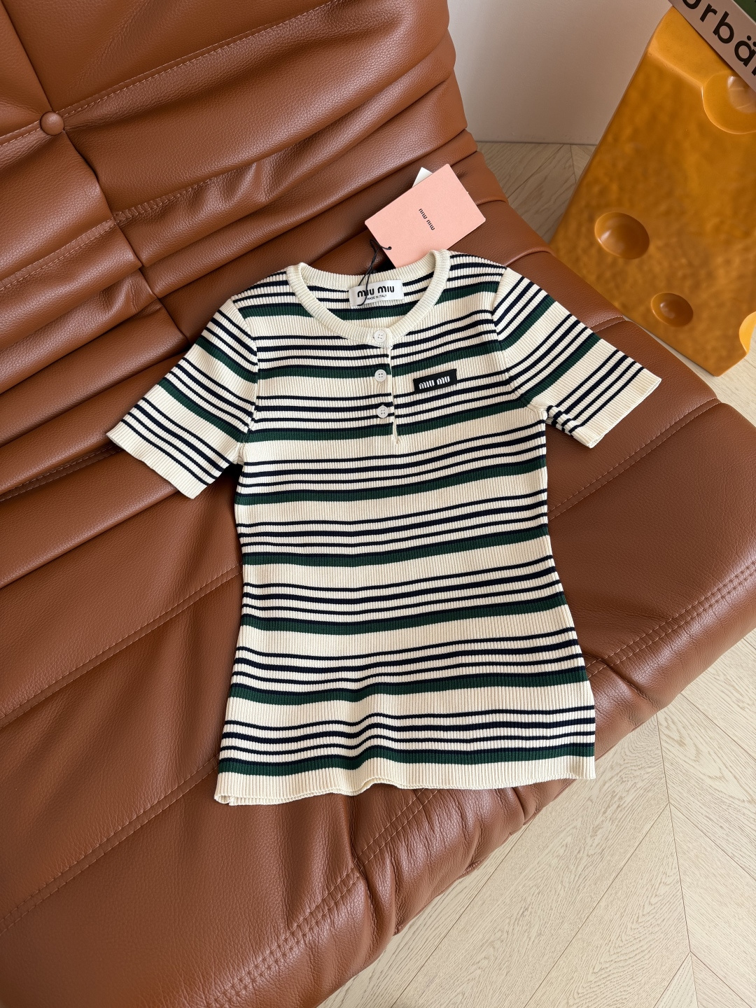 NO:774853,Spring/Summer 26 striped knitted vest decorated with letter logo. The color is so beautiful. Refreshing and age-reducing. Practical to wear in summer. Thin knitted yarn. Breathable and comfortable. It is OK for daily outings or vacations. It is easy to match. It is a small item that can easily get a sense of fashion. Three codes in one color, Miu Miu-Clothing,1986090926春夏 字母徽标装饰条纹针织背心 配色太好看了 清爽减龄 夏季实穿款 轻薄款针织纱线 透气舒适 日常出街或者度假都OK 很好搭配 轻松Get时髦感的小单品 一色三码,缪缪-服装,,Women's clothing