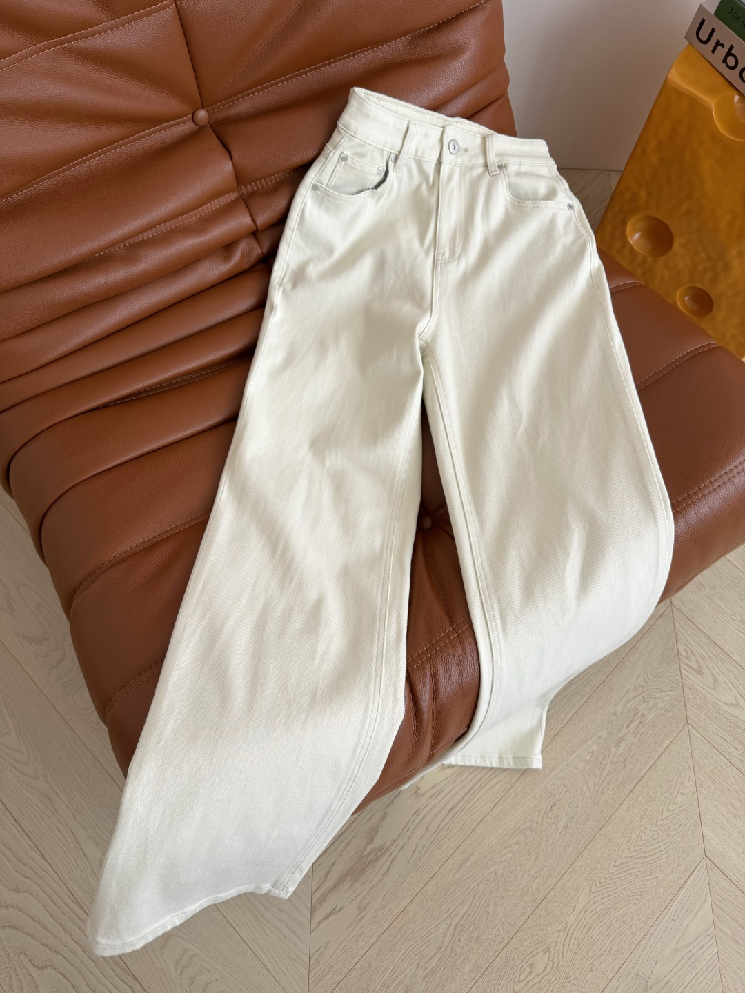 NO:774849,Old money minimalist 26 spring and summer classic jeans with beaded earrings. Minimalist design. The upper body has an old money atmosphere. It is very high-end to match. The straight version. The fabric is elastic. The upper body has no sense of restraint. It looks slim and straightens the legs. It is especially easy to wear. Off-white, easy to match. Five sizes in one color, women's clothing, jeans,19860909老钱极简 26春夏 经典珠链耳仔装饰牛仔裤 极简设计感 上身一股老钱的气息 搭配起来很高级 直筒的版型 面料带有弹性 上身毫无束缚感 显瘦拉直双腿 特别好穿 米白色 很好搭配 一色五码,女装,jeans,,Women's clothing