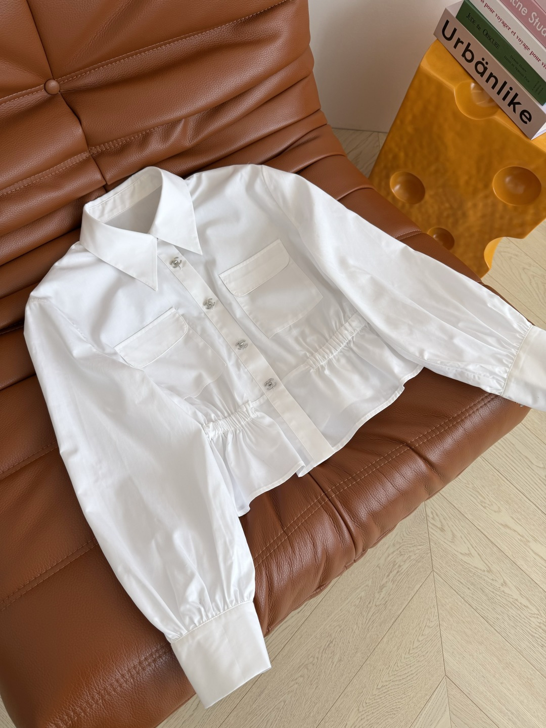 26春夏 Vintage复古～双C银扣装饰收腰衬衫 独有的美式复古风双口袋设计 腰部做了松紧收腰设计 很
