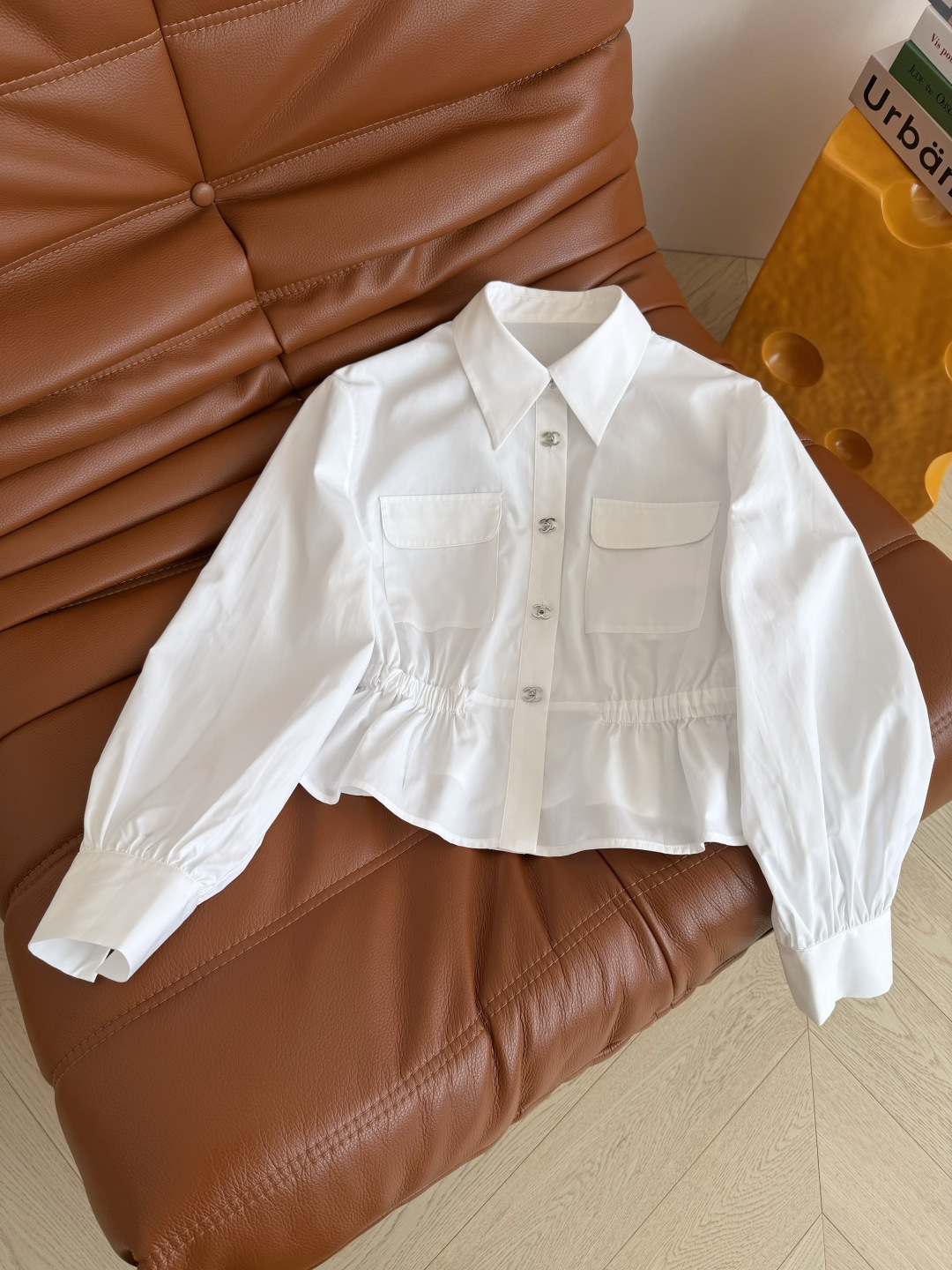26春夏 Vintage复古～双C银扣装饰收腰衬衫 独有的美式复古风双口袋设计 腰部做了松紧收腰设计 很