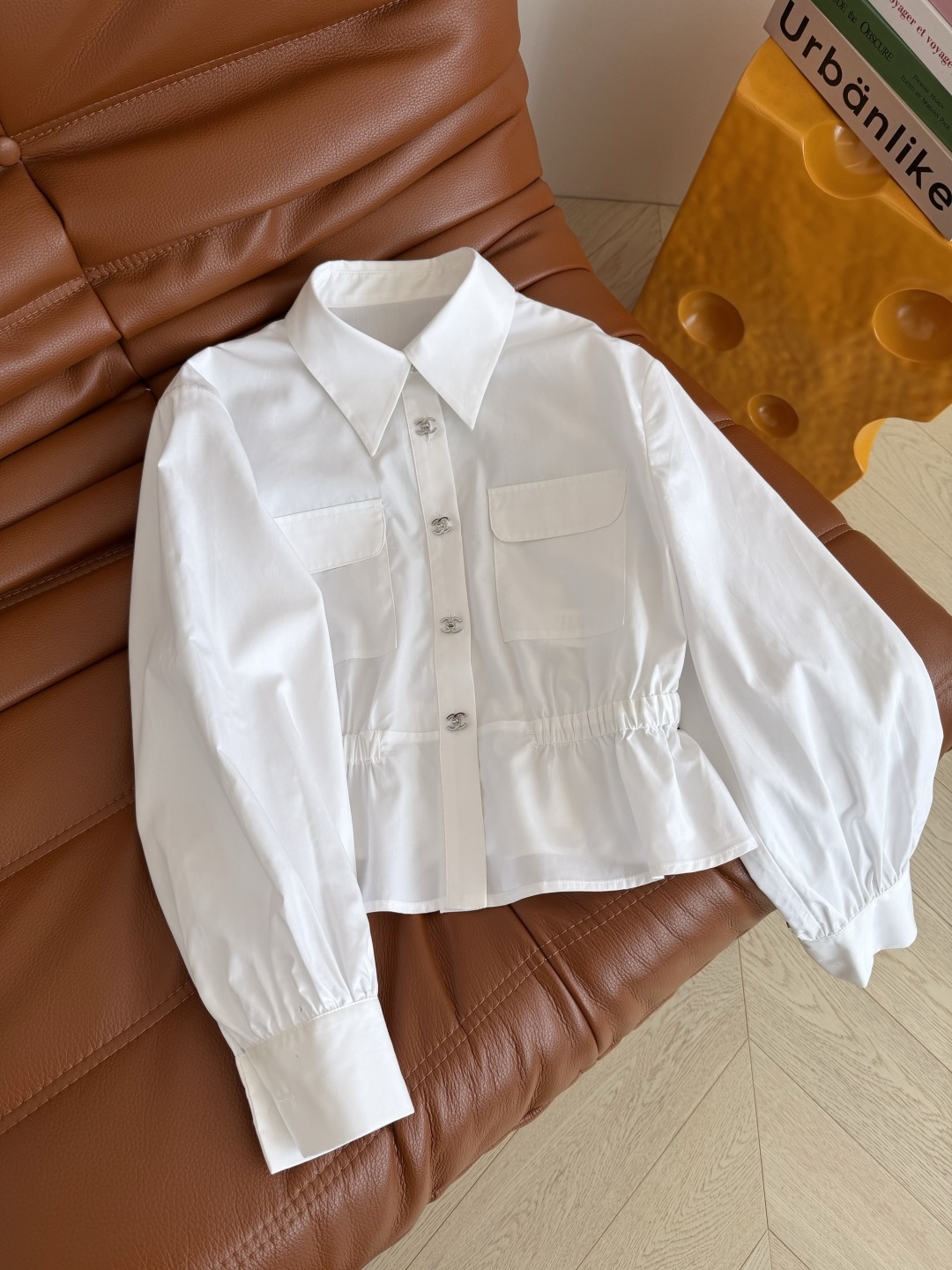 26春夏 Vintage复古～双C银扣装饰收腰衬衫 独有的美式复古风双口袋设计 腰部做了松紧收腰设计 很