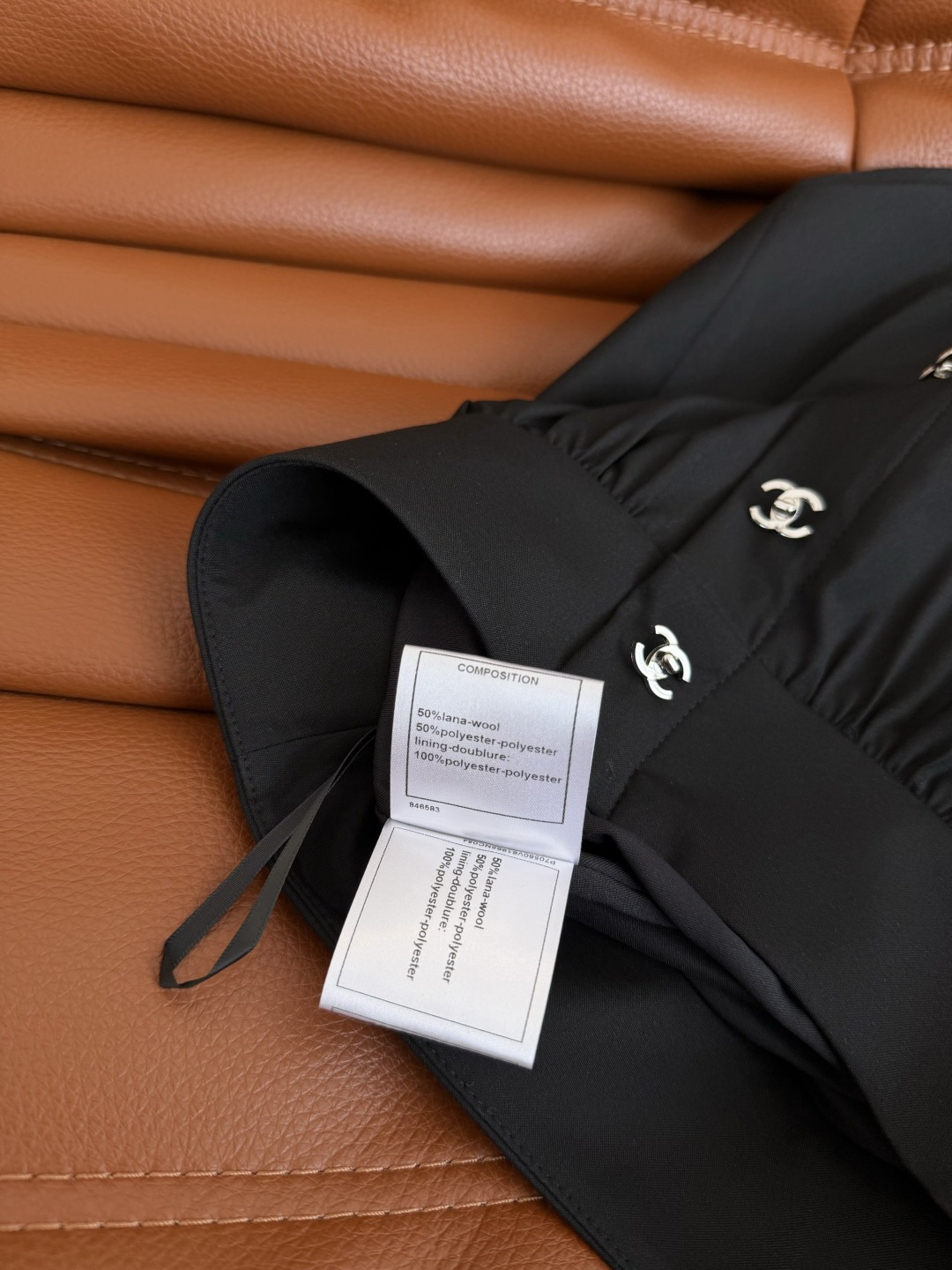 百搭系列 26春夏 双C小银扣装饰花苞半裙 高腰花苞设计裙型 立体有型 裙型很好看 花苞剪裁太减龄了 上