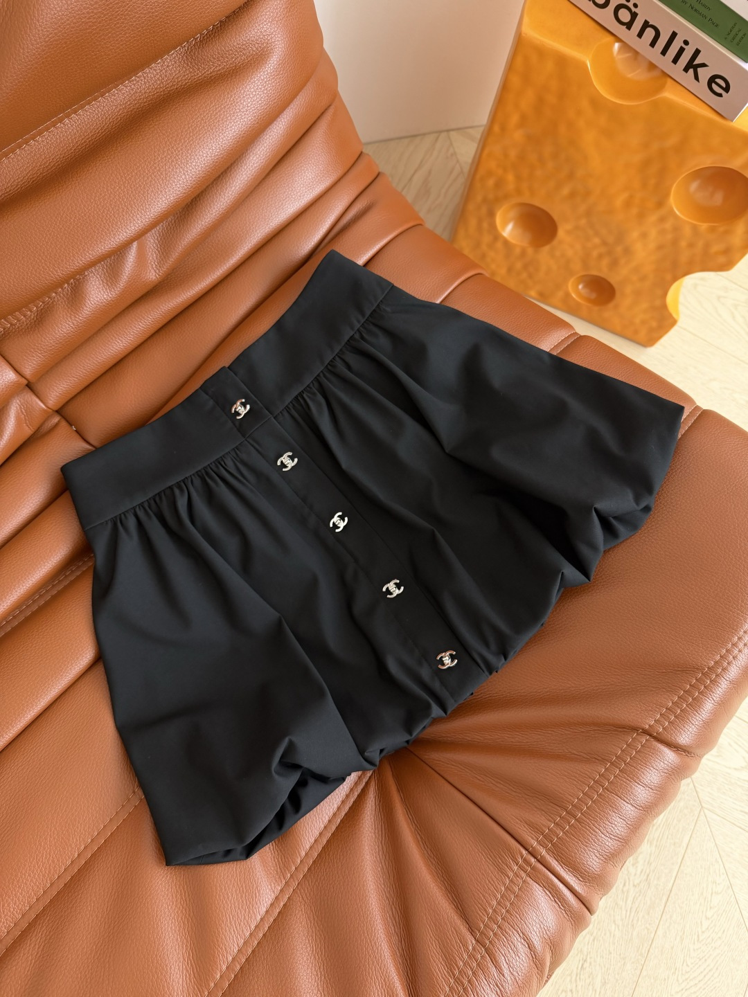 百搭系列 26春夏 双C小银扣装饰花苞半裙 高腰花苞设计裙型 立体有型 裙型很好看 花苞剪裁太减龄了 上