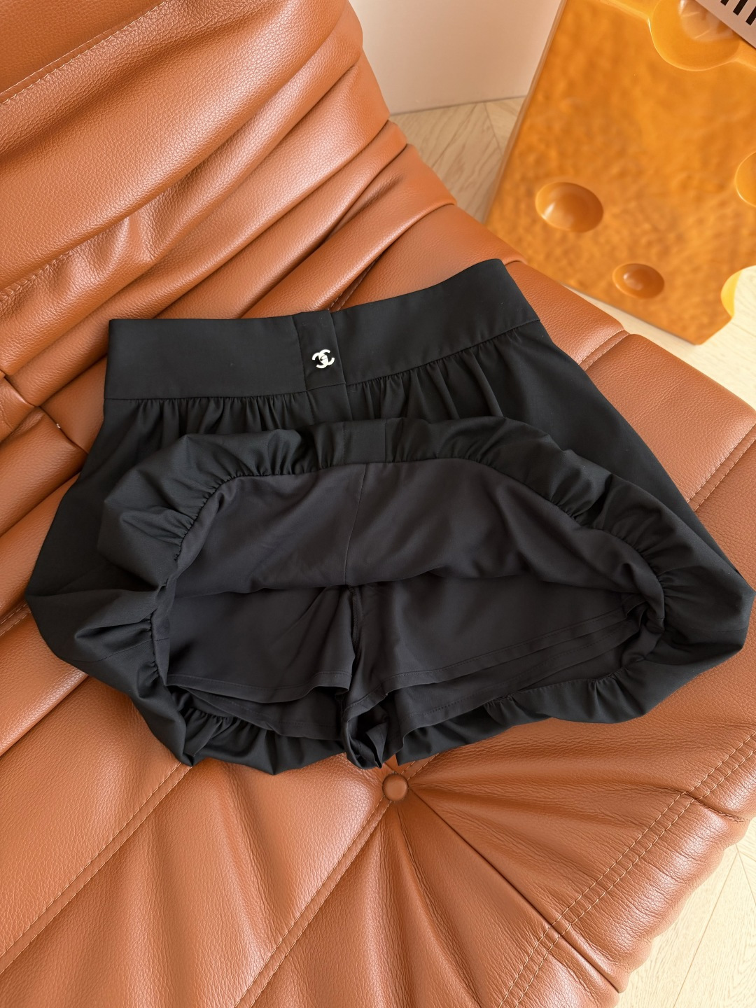 百搭系列 26春夏 双C小银扣装饰花苞半裙 高腰花苞设计裙型 立体有型 裙型很好看 花苞剪裁太减龄了 上