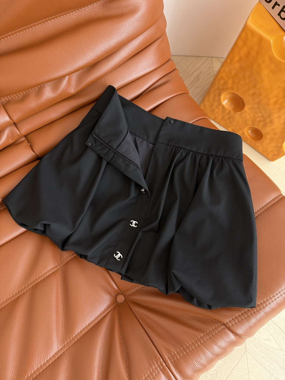 百搭系列 26春夏 双C小银扣装饰花苞半裙 高腰花苞设计裙型 立体有型 裙型很好看 花苞剪裁太减龄了 上