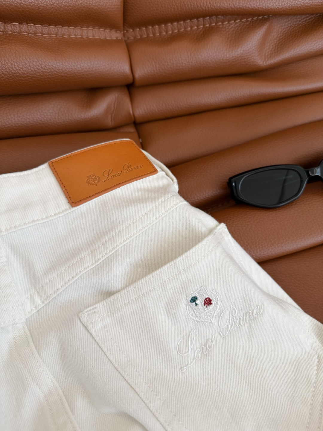 老钱牛仔裤 26新款 后备口袋刺绣字母logo白色牛仔裤 大长腿一气呵成 不露腿也可以穿出腿精效果 版型