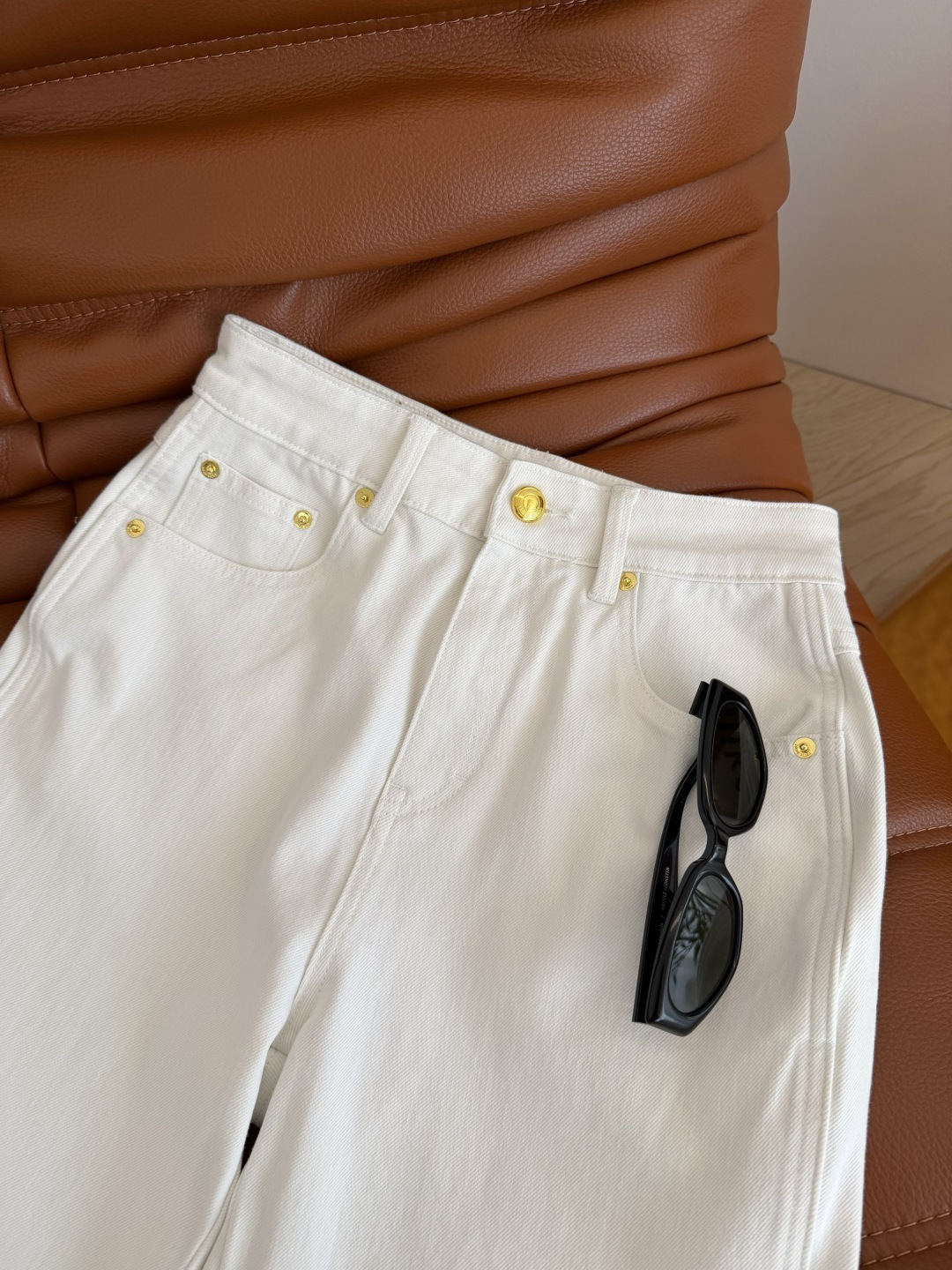 老钱牛仔裤 26新款 后备口袋刺绣字母logo白色牛仔裤 大长腿一气呵成 不露腿也可以穿出腿精效果 版型