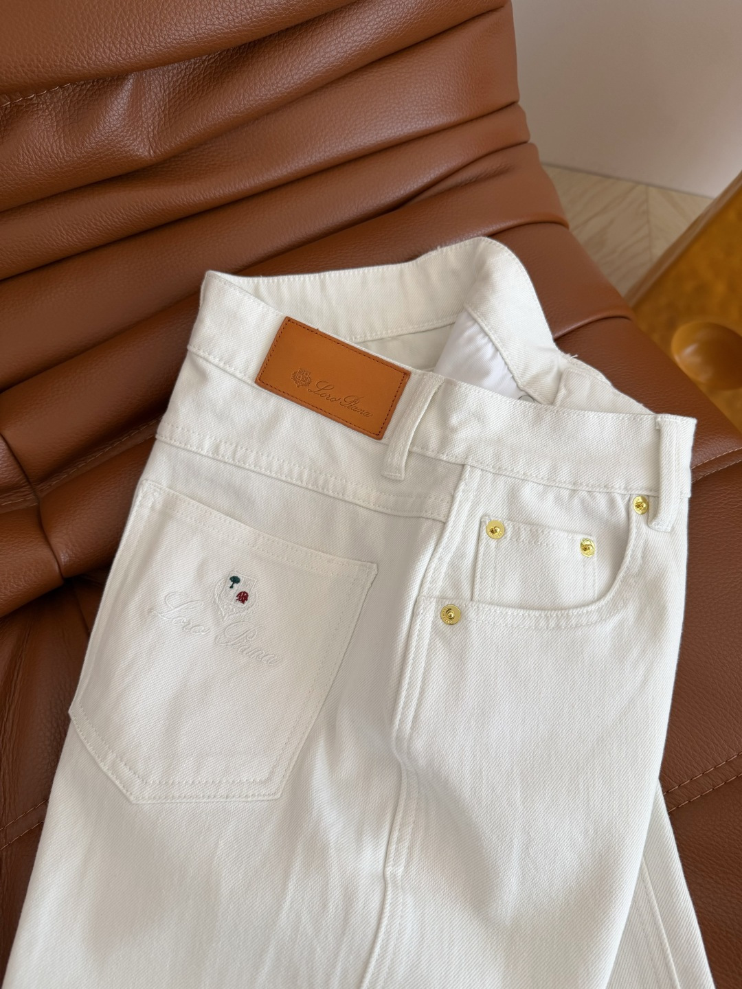 老钱牛仔裤 26新款 后备口袋刺绣字母logo白色牛仔裤 大长腿一气呵成 不露腿也可以穿出腿精效果 版型