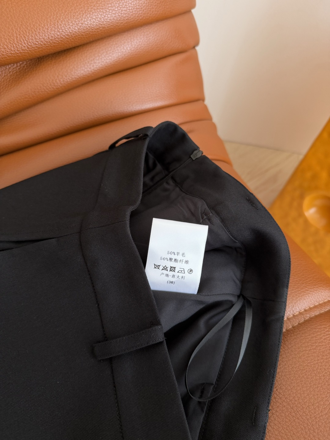 百搭系列 26春夏 CD字母装饰搭片半裙 前后搭片设计 双侧开叉 最最显腿长的设计点 无限延长腿部比例感