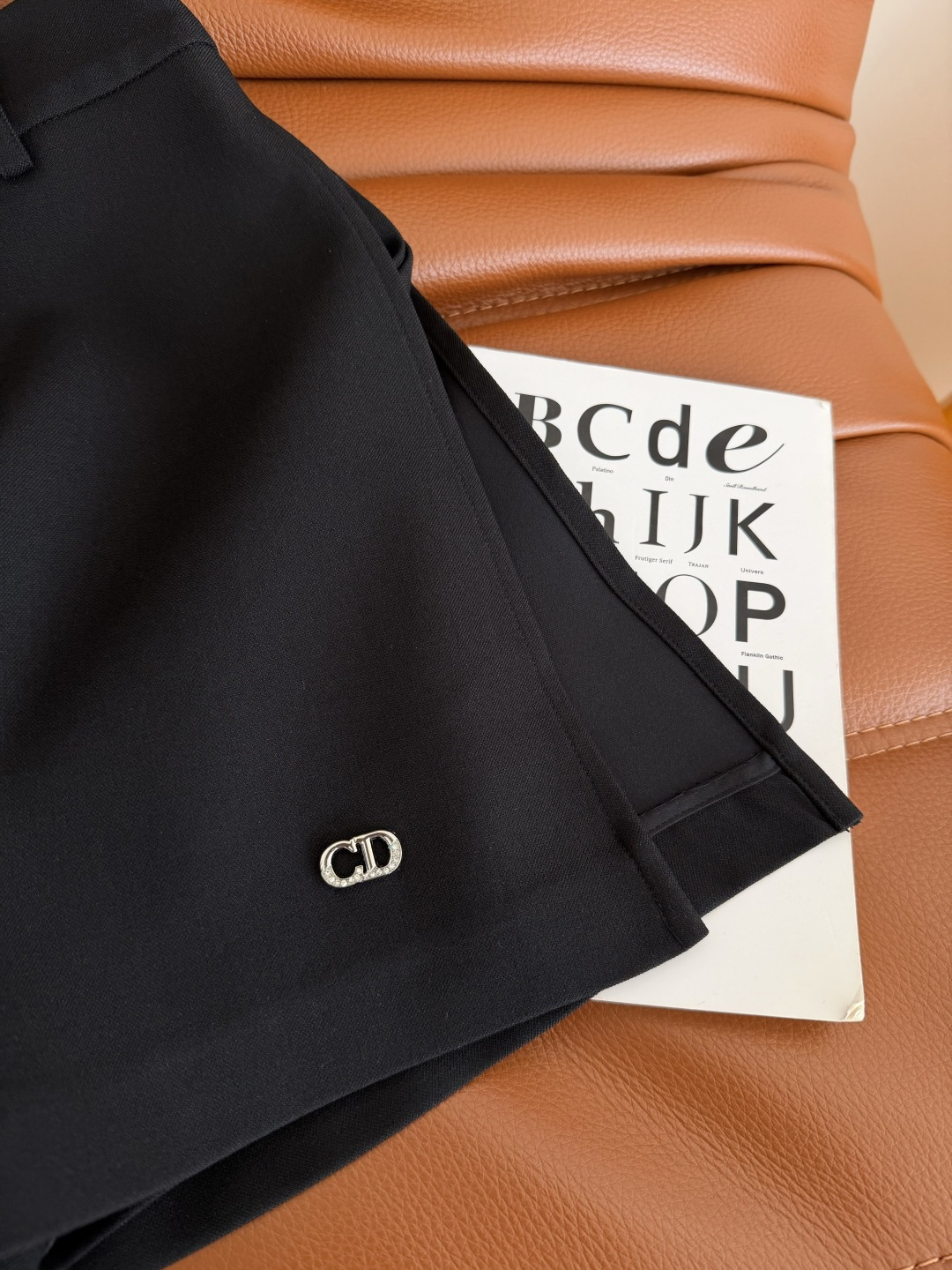 百搭系列 26春夏 CD字母装饰搭片半裙 前后搭片设计 双侧开叉 最最显腿长的设计点 无限延长腿部比例感