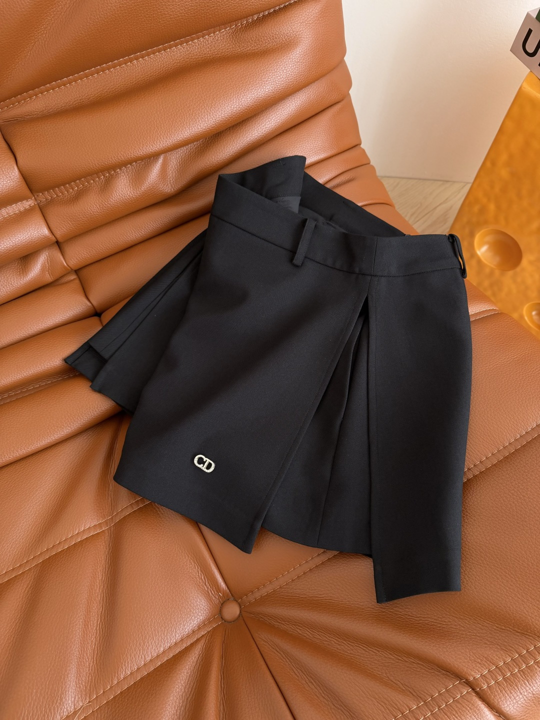 百搭系列 26春夏 CD字母装饰搭片半裙 前后搭片设计 双侧开叉 最最显腿长的设计点 无限延长腿部比例感